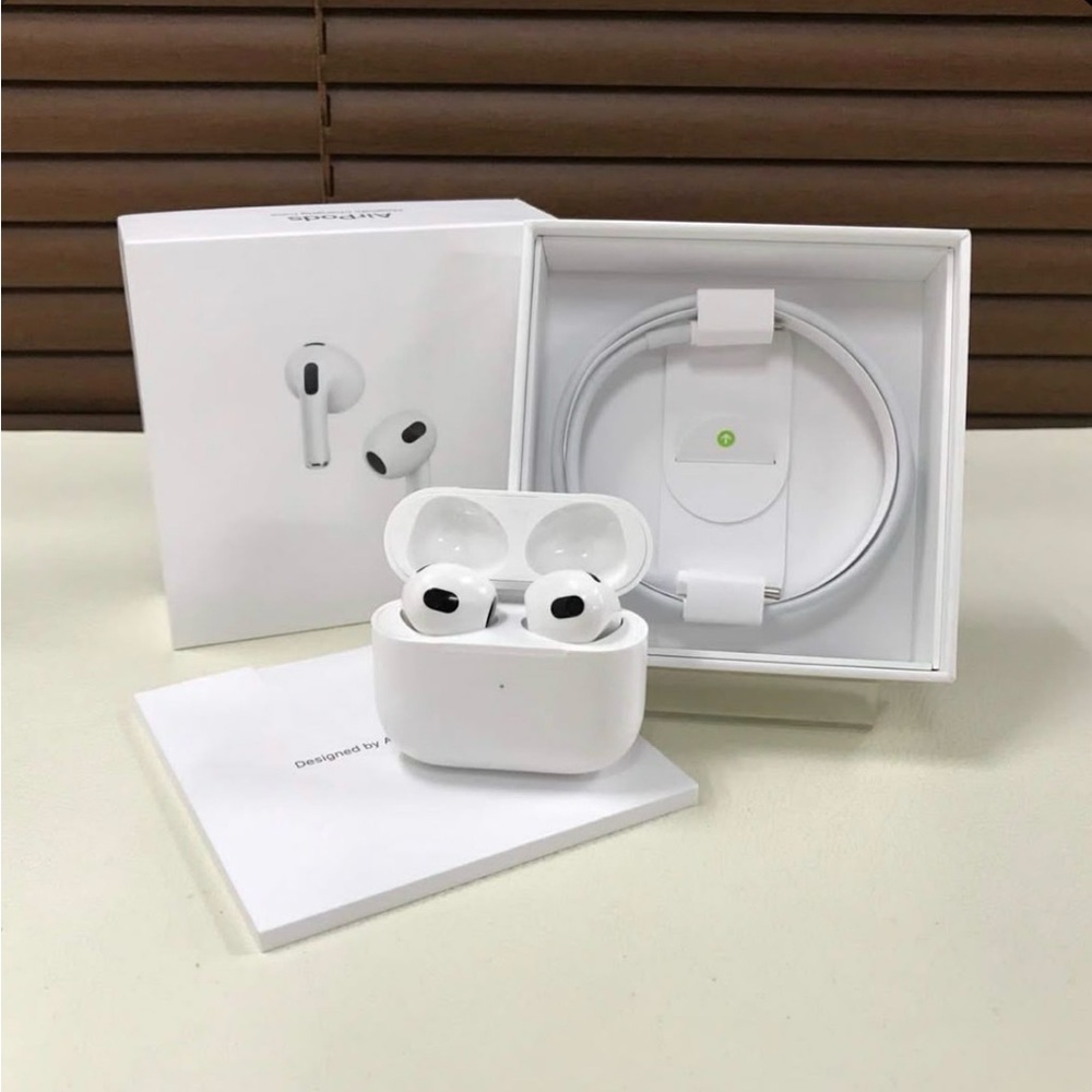 Apple White Wireless Earbuds with Charging Case